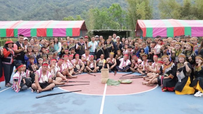 耆老親授拉弓技藝　桃源高中里射耳祭展現世代傳承力量