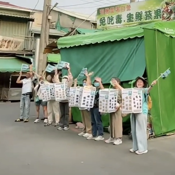 北中小草南下嘉義市力挺張啓楷　街頭揹燈箱宣講催「民調聲量」大衝刺