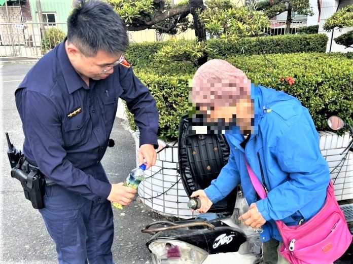 老婦人機車沒油  興安警神救援