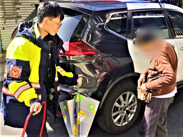 體力不支跌倒  新南警載老婦返家