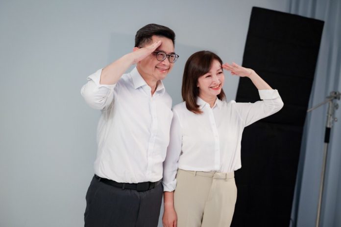 高雄隊全面集結　賴瑞隆領軍拍定裝照展現團結氣勢