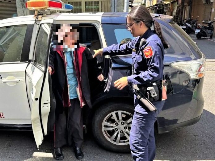 暈眩跌坐店家  北門警助老婦人返家