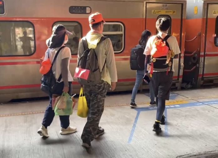 遶境太累？白沙屯香燈腳暈眩撞列車險釀禍