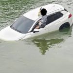 驚險!龍潭男倒車下秒「連人帶車掉進池塘」 路過民眾全嚇傻 驚險!龍潭男倒車下秒「連人帶車掉進池塘」 路過民眾全嚇傻