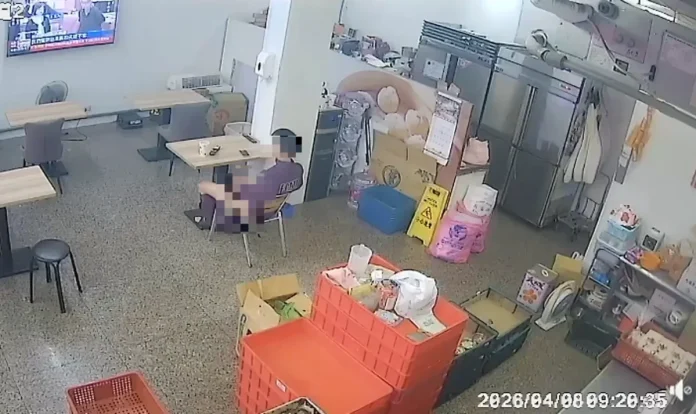 新莊早餐店驚見男子當眾脫褲猥褻　15秒離譜行徑全被拍下