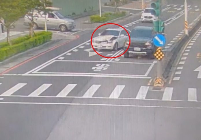 【有片】平鎮貨車駕駛慘遭撞！小客車肇事逃逸 詭異行徑全都錄
