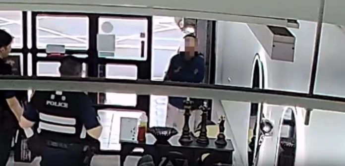 【有片】沒預約硬等？女賴店睡覺、亂放家當 見警竟嗆「有什麼問題」