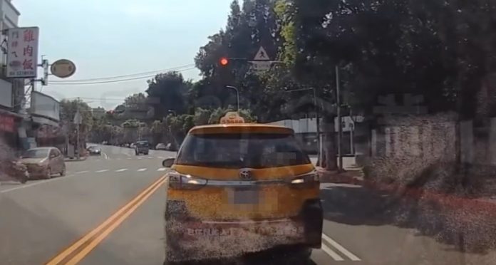 【有片】等紅燈恍神？龜山運將突「倒退嚕」小客車慘遭波及