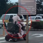 【有片】硬要過?新屋赤腳伯騎代步車闖停車場 柵欄當場「歪腰」 【有片】硬要過?新屋赤腳伯騎代步車闖停車場 柵欄當場「歪腰」