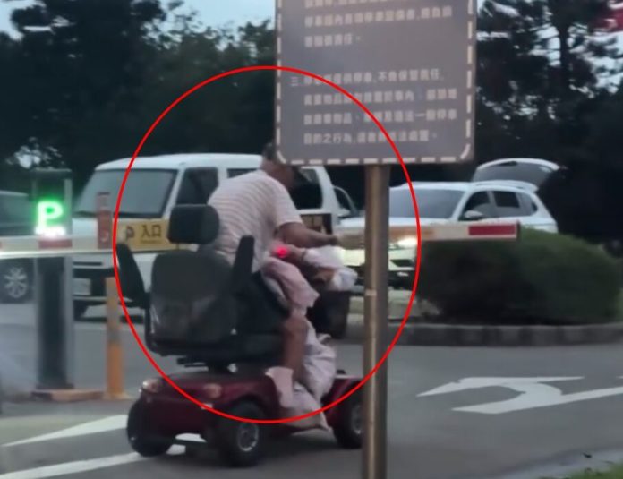 【有片】硬要過？新屋赤腳伯騎代步車闖停車場 柵欄當場「歪腰」
