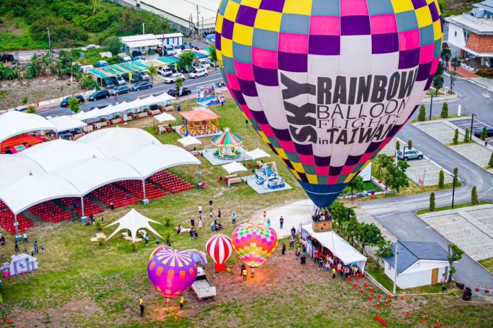 麥寮兒童節盛會登場　模範兒童表揚熱氣球吸睛人潮爆滿
