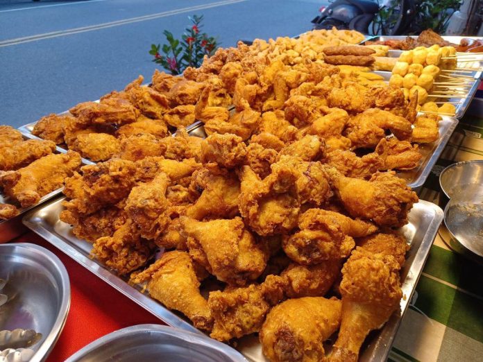 宜蘭市必吃炸雞排！職人手作中藥入味 平價即享現點現炸酥脆口感