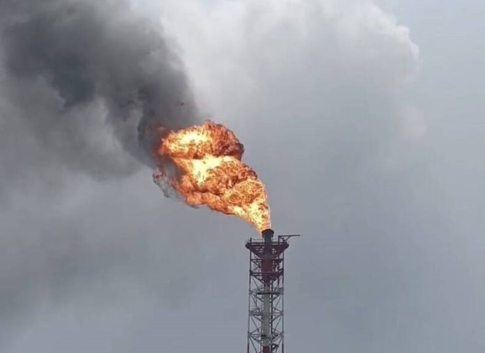 林園中油新三輕突竄火舌黑煙沖天　壓縮機跳車引發驚魂