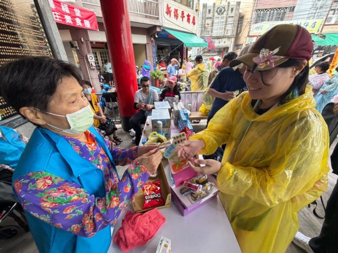 花壇秀和苑長輩參與遶境　送香包茶水傳遞溫暖