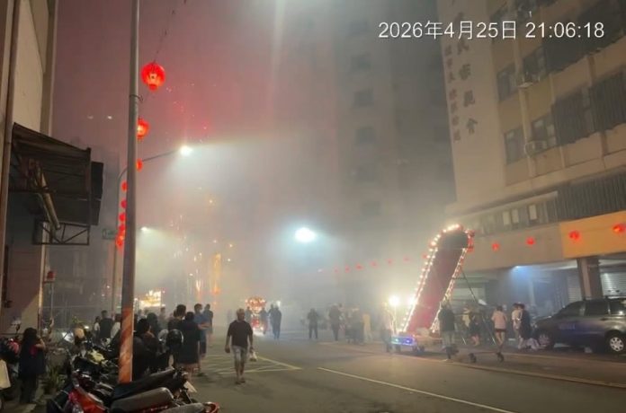 擾民！鹽埕宮廟遶境鞭炮狂炸霧茫茫一片 居民怒吼：快被毒死  環保局及警局接連開罰