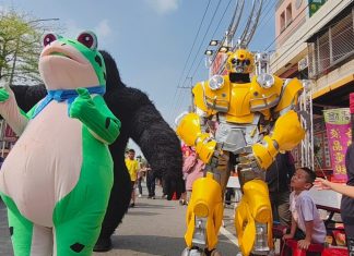 大黃蜂出動!變形金剛迎媽祖 大甲媽遶境嘉年華 大黃蜂出動!變形金剛迎媽祖 大甲媽遶境嘉年華