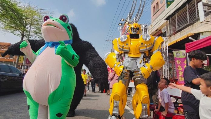 大黃蜂出動！變形金剛迎媽祖　大甲媽遶境嘉年華