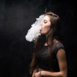 電子煙入侵國小!桃園師曝「班上7人持有」超無奈 網驚:社會怎麼了? 電子煙入侵國小!桃園師曝「班上7人持有」超無奈 網驚:社會怎麼了?