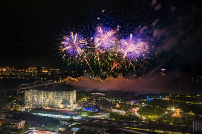 2500發煙火齊放　新北美術館周年打造天空雙舞台奇景
