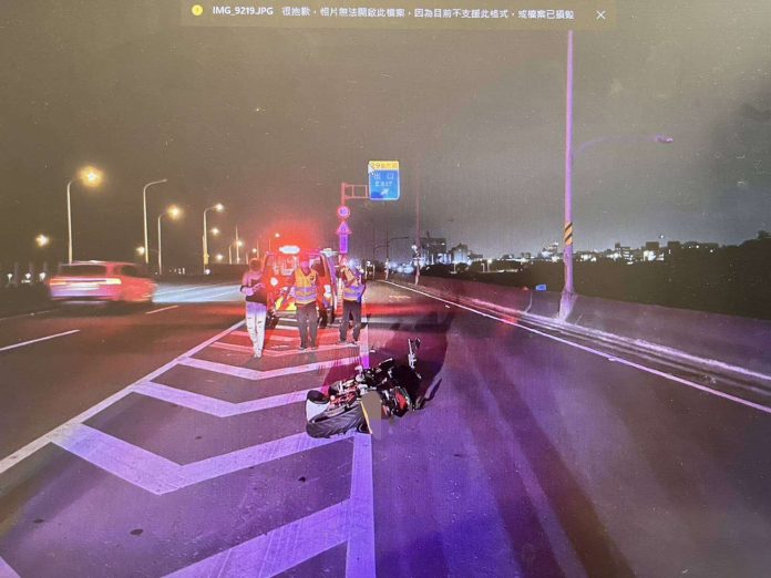 【有片】台61小客車、重機擦撞火花四射！騎士命大輕微擦挫傷