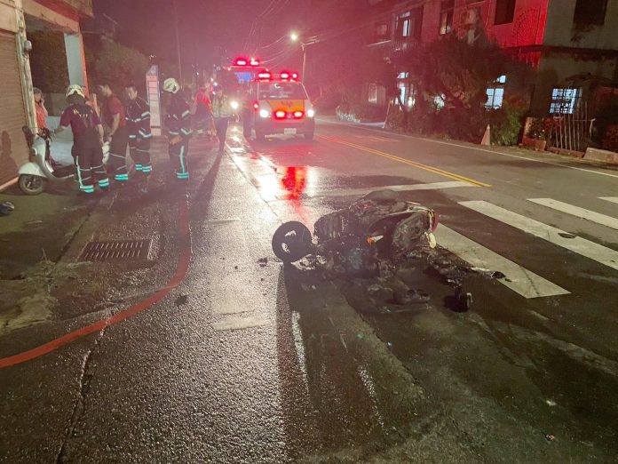 【有片】桃園觀音驚傳火燒車！機車與微電車碰撞倒地燒成廢鐵