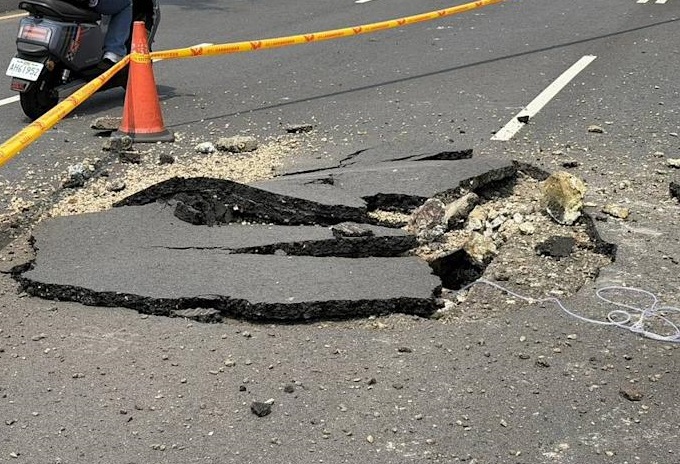 板橋驚傳路面爆裂隆起　疑地下高壓電纜釀爆炸意外