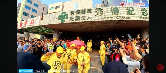這一轉太神了！媽祖鑾轎進警局、醫院連環賜福