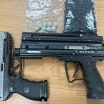 八德男暗夜持「2把空氣槍」趴趴走 加油站前遭員警逮正著 八德男暗夜持「2把空氣槍」趴趴走 加油站前遭員警逮正著