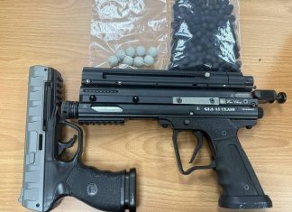 八德男暗夜持「2把空氣槍」趴趴走 加油站前遭員警逮正著 八德男暗夜持「2把空氣槍」趴趴走 加油站前遭員警逮正著