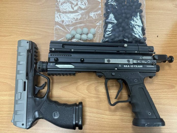 八德男暗夜持「2把空氣槍」趴趴走 加油站前遭員警逮正著