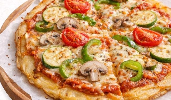 料理小白必學！馬鈴薯「免揉麵團」變身餅皮 美味披薩10分鐘上桌