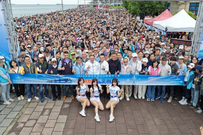 淡水擠爆！淡江大橋健行破10萬人　市民驚呼此生必走