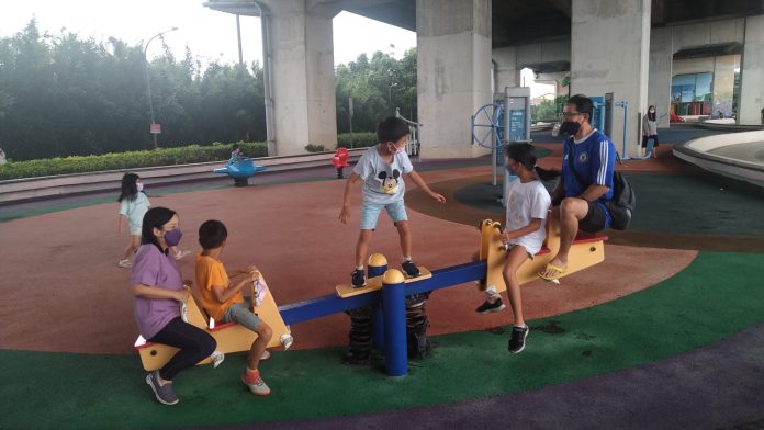 推動全齡友善！桃園民政局活化橋下空間 市民活動中心結合休閒設施