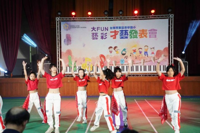 崇學國小才藝發表會閃耀登場　黃偉哲驚豔肯定