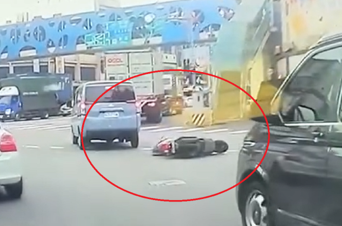 【有片】楊梅7旬騎士「靠右」左轉 遭廂型車擊落