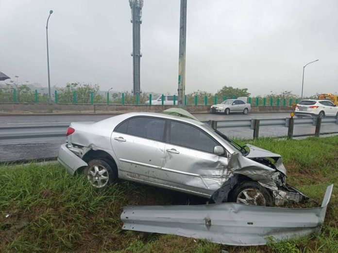 國道6號雨天追撞釀事故　女駕駛衝破護欄卡邊坡驚險