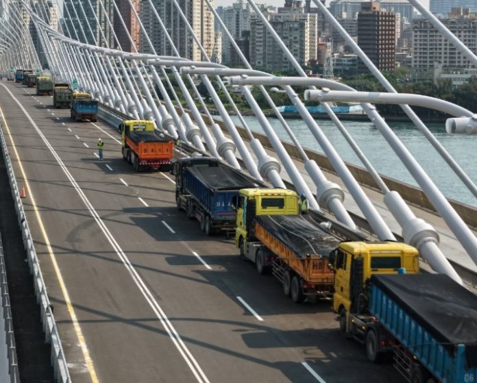 百輛大卡車上橋測試　淡江大橋通車前最後安全大檢測