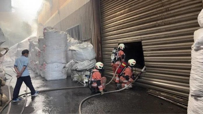 金益鼎驚傳大火延燒千坪　堆料多增救災難度警消苦戰