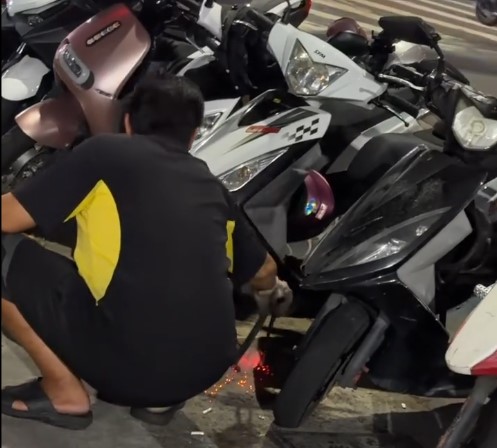 水溝當垃圾桶？高雄夜市攤商塞紅燙木炭、速食店倒油渣