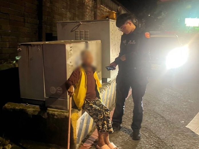 8旬老婦深夜迷途獨坐變電箱旁 平鎮警巡邏伸援護送返家