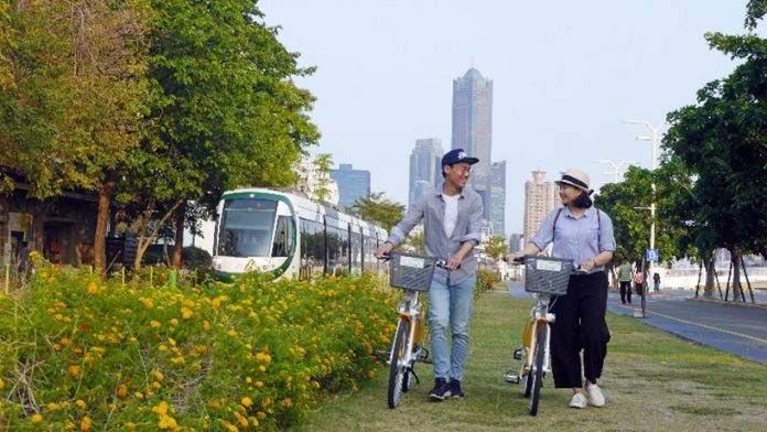 騎車也能抽500元！高雄推「一騎愛地球」　YouBike踩出好禮與減碳力