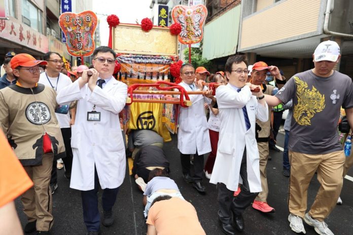 大甲媽祖遶境停駕宏仁醫院　信徒直呼感受媽祖庇佑