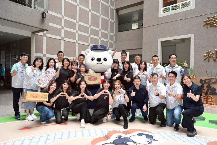 嘉市警守護校園安全　嘉義市家長協會送520箱泡麵致謝