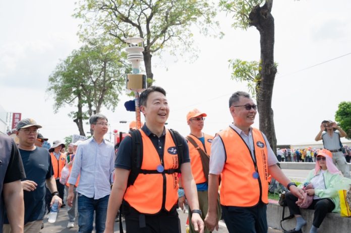 白沙屯進香科技加持　交通部長化身行動觀測員陪走香燈腳