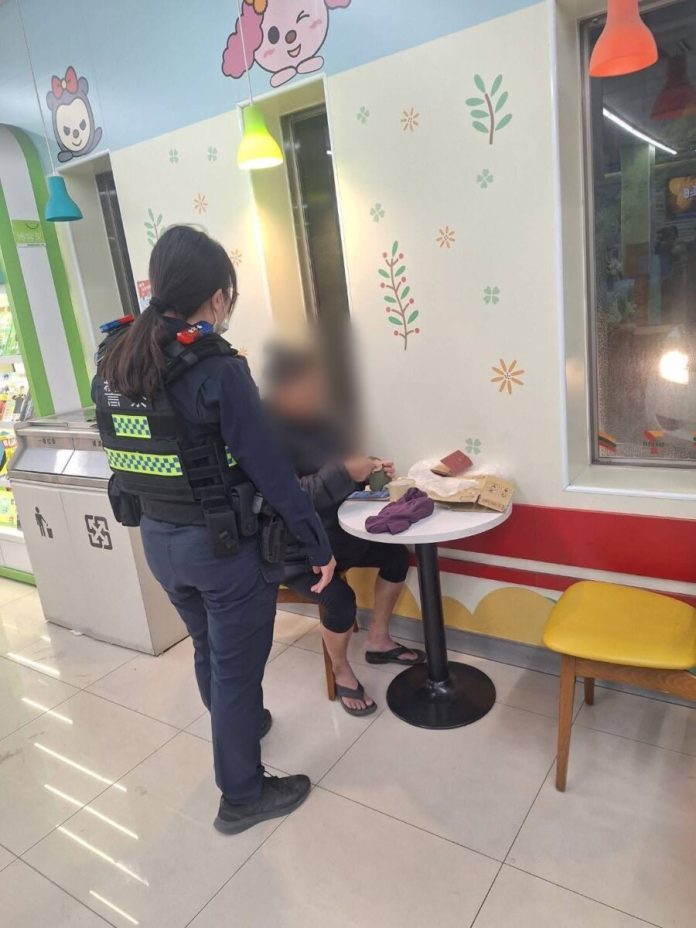 老婦險寄金融卡遭詐5萬元　超商店員機警通報成功攔阻