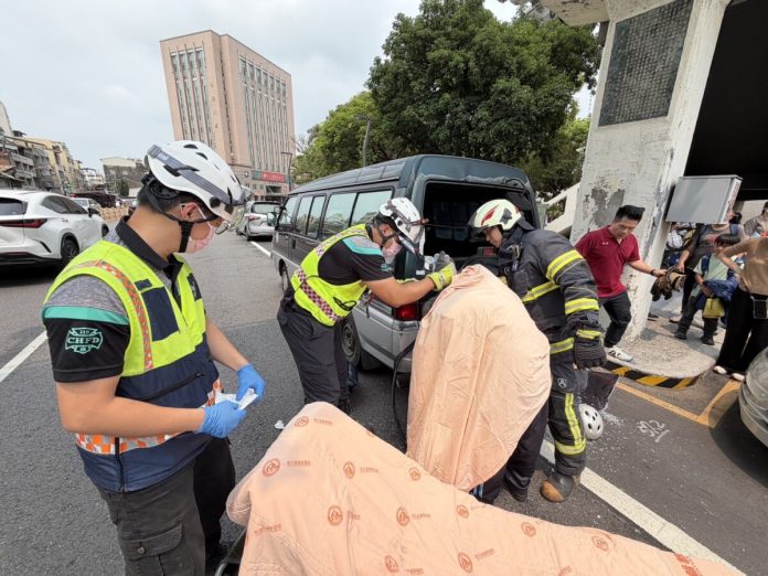 一聲巨響後卡住！單車男整頭嵌進廂型車玻璃