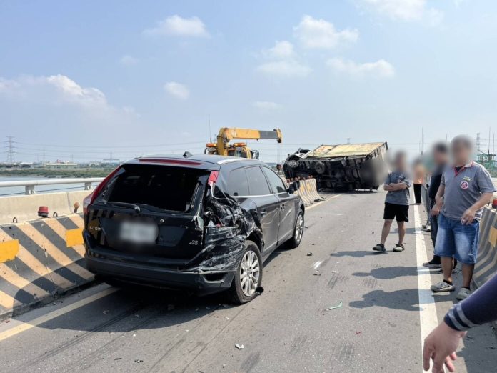 追撞瞬間翻覆！西濱北上161K事故驚險畫面曝光