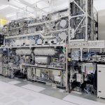 ASML對中國銷售減半 2026營收展望調升、AI晶片設備立大功 ASML對中國銷售減半 2026營收展望調升、AI晶片設備立大功