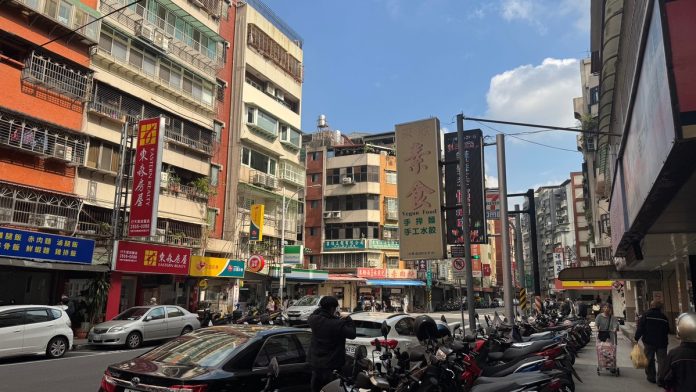 房仲巨頭掀一條龍革命！跨足包租代管推跨品牌聯賣，傳統仲介的「資訊保護傘」破了