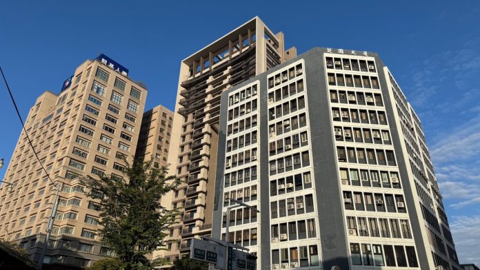 台股資金會轉進房市嗎？數據說「想買的多、真動的少」，關鍵門檻還沒破